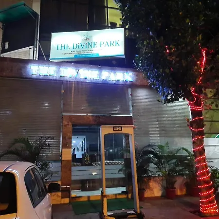 Capital O 5270 The Divine Park Hotel